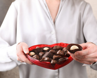 Ganhei uma caixa de bombom, sou obrigada a servir aos convidados? Expert em etiqueta resolve essa dúvida clássica