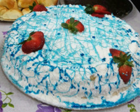 Bolo gelado assado com recheio de morango