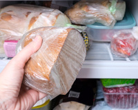 Nunca mais congelei pão do jeito errado depois que descobri esse detalhe