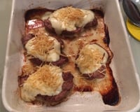 Medalhão de filé mignon ao molho de requeijão e batata palha