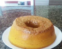 Bolo de cenoura e cobertura de leite condensado cozido com coco