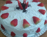 Bolo de chocolate recheado com morangos