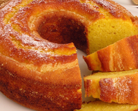 Bolo de milho fofinho de liquidificador: receita de confeiteira fica divina e é um lanche delicioso!