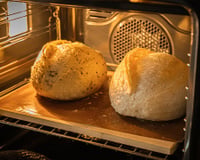 Cozinheiros e padeiros concordam: "O pão congelado melhora significativamente sua textura se for descongelado no forno coberto com um pano úmido por 10 a 30 minutos, dependendo do tamanho."