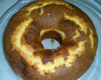 Bolo simples com cobertura de chocolate