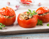 Tomates recheados com carne moída e pimentão