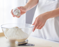 Por que adicionar sal em receitas doces