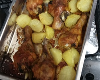 Coxa de frango assada com batatas