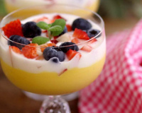 Creme de manga com iogurte e frutas vermelhas