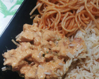 Estrogonofe de frango com macarrão e arroz branco