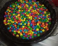 Torta de biscoito de chocolate recheado de baunilha, chocolate e morangos