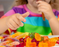 De balas de goma a cachorros-quentes: os tipos de alimentos que os nutricionistas recomendam eliminar de casa