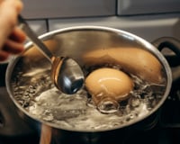 Afinal, o ovo cozido começa na água fria ou quente? Entenda de uma vez por todas se essa diferença afeta o resultado final