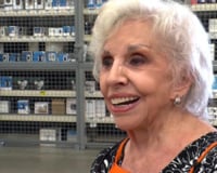 Com 101 anos, ela deixou a vida de aposentada e voltou a trabalhar como caixa: vai dirigindo, mora sozinha, faz de tudo para manter o contato com pessoas e tem um conselho que chama a atenção