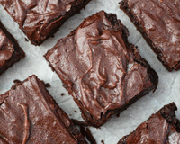 Bolo chocolatudo com cobertura cremosa: aprenda a receita perfeita para quem ama chocolate