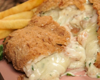 Nem no restaurante tem: essa tilápia recheada com camarão e catupiry fica escandalosamente boa!