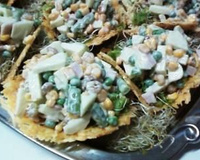 Cestinha de Parmesão com Salada Agridoce