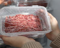 O que fazer se a carne moída ficar cinza na geladeira? Saiba o que isso significa e quando é melhor descartar o alimento