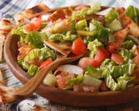 Fatuche: receita de salada árabe com pão sírio