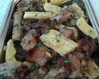 Costelinha de porco assada com mandioca