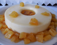 Manjar de coco com calda de abacaxi