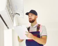 Ar-condicionado começou a pingar depois do verão? Veja o erro comum que causa o problema