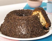 Dessas “formigas” todo mundo gosta: bolo formigueiro fofinho com cobertura de brigadeiro para alegrar a sua tarde