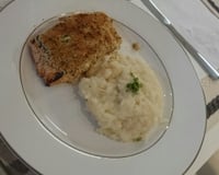 Salmão em crosta de ervas, sobre cama de legumes e bolacha de batata com bacon