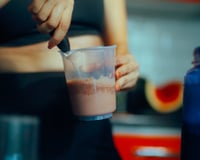 Mini mixer portátil 2 em 1 ajuda a preparar shakes, cafés cremosos e outras bebidas por R$ 20