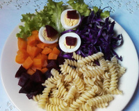 Salada de macarrão ao molho de iogurte e salsinha