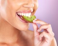 Benefícios de comer Kiwi com casca: descubra vantagens de ingerir a pele da fruta, cuidados e o jeito certo de consumir o alimento
