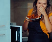 O cheiro de comida no micro-ondas ficou para trás: aqueça esses 3 ingredientes por 3 minutos e acabe com o odor de uma vez por todas