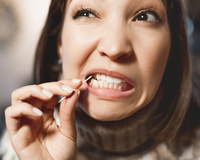 Afinal, palitar os dentes no restaurante ou na casa de alguém é grosseria?