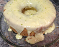 Bolo de laranja com cobertura de laranja.