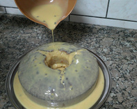 Bolo de maracujá com cobertura de leite condensado