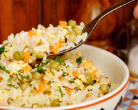 Arroz colorido: confira a receita fácil de fazer