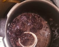 Feijão preto na panela de pressão