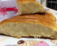 Pão de cachorro quente na máquina de pão