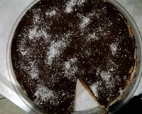 Torta de biscoito com recheio de beijinho e cobertura de chocolate