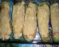 Abobrinha recheada com atum