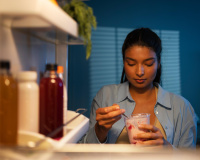 O perigo vem de onde a gente menos espera: não coma iogurte à noite