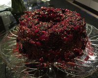 Bolo de cenoura chique com calda de morango e amora