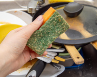 Descobri isso hoje! As esponjas verdes e amarelas não são adequadas para lavar louça. Aqui está a explicação de qual cor serve para cada coisa!