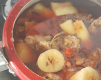 Carne cozida na panela de pressão com aipim