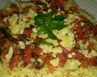 Macarronada ao molho de tomate, bacon e manjericão