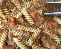 Macarrão parafuso à bolonhesa