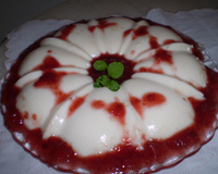 Manjar branco com calda de morango