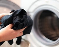Quanto mais você lava as roupas, mais elas ficam com cheiro de mofo? Descubra os motivos pelos quais roupas limpas retêm o odor de mofo e como lavá-las para que fiquem com cheiro de frescor