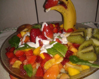 Salada de frutas refrescante com iogurte