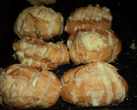 Pão francês assado com creme de alho